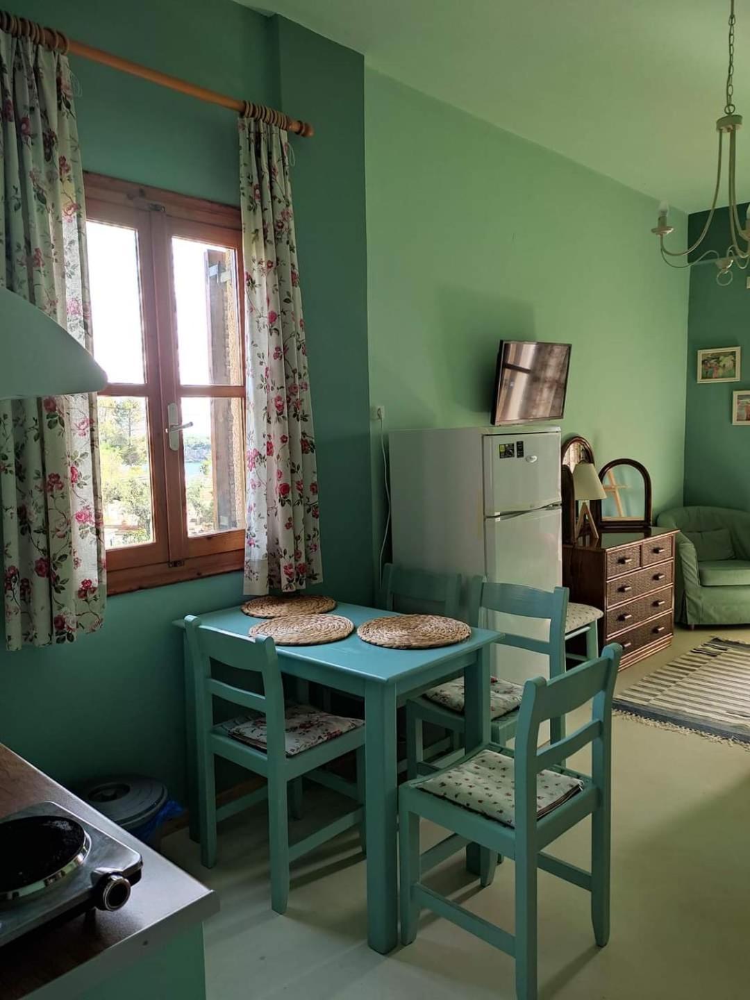 Iliolithos Rooms Kardhamili Exterior foto